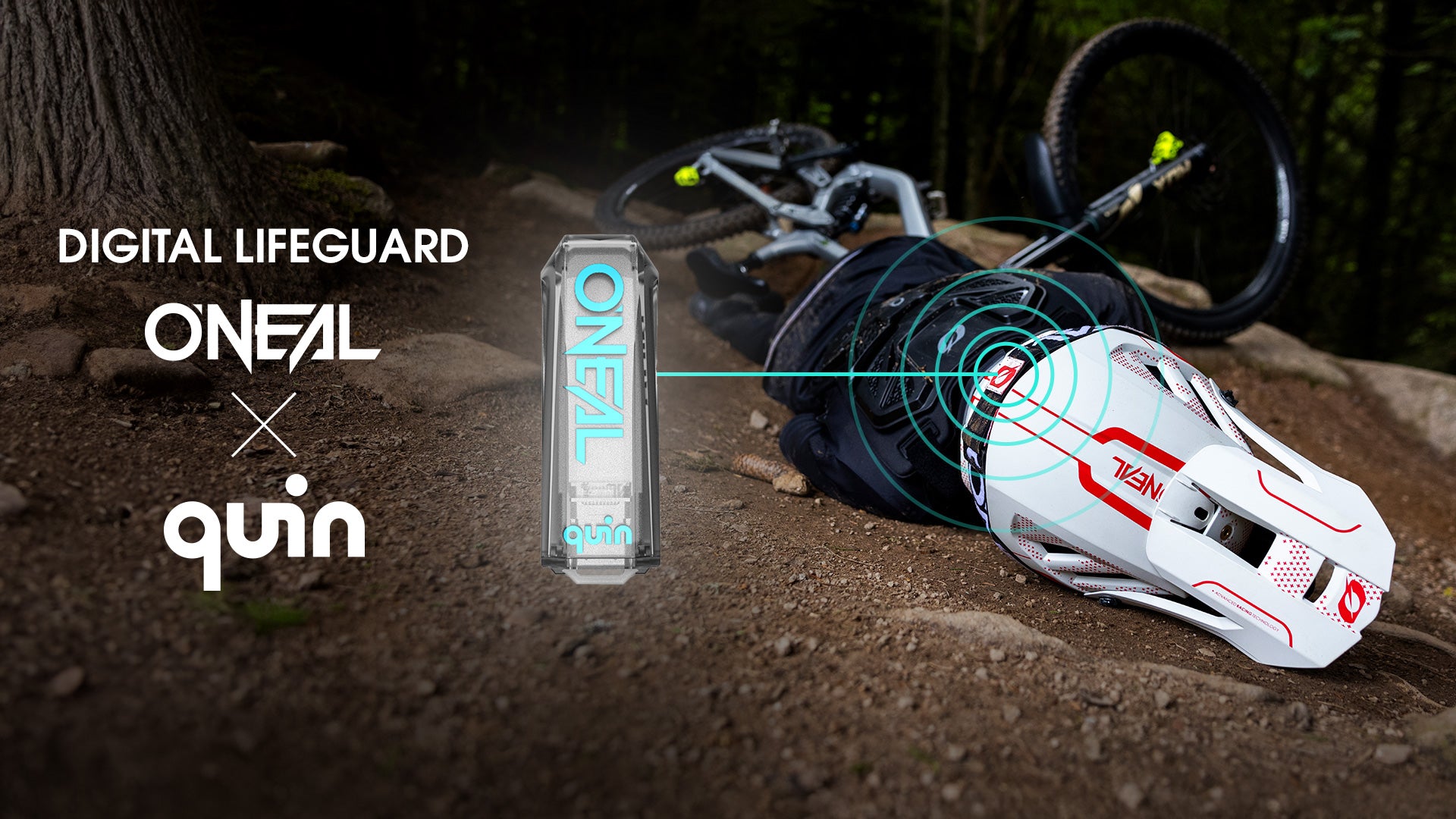 Ein Mountainbiker liegt nach einem Sturz auf einem Waldweg. Er trägt einen weißen O’Neal-Helm mit hervorgehobenem digitalen Quin-Sensor. Der Text lautet: „DIGITAL LIFEGUARD O’NEAL x quin.“.