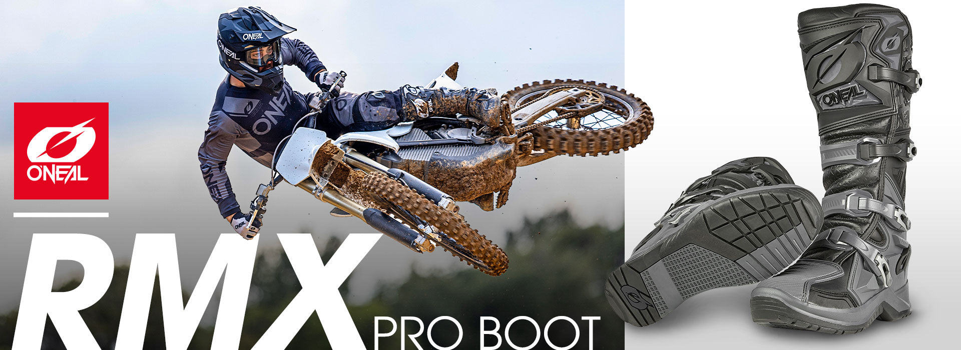 Ein Motocross-Fahrer in voller Montur lehnt seitlich auf einem Dirtbike und wirbelt Schlamm auf. Neben ihm sind schwarze O'Neal RMX Pro Motocross-Stiefel ausgestellt, wobei ein Stiefel aufrecht steht und der andere die Sohle zeigt.