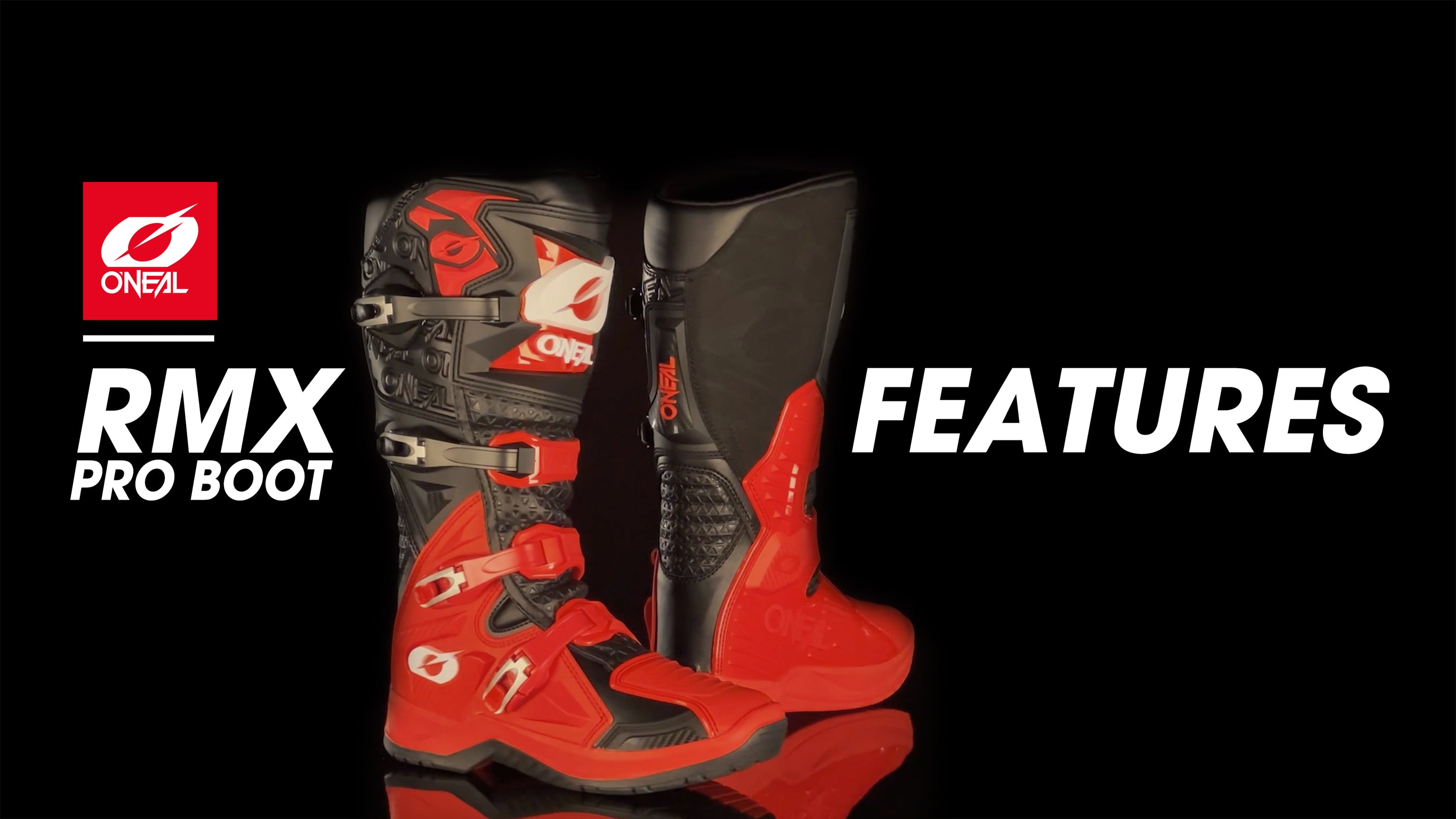 Bild, das ein Paar O'Neal RMX Pro Boots in auffälligem Rot und Schwarz auf schwarzem Hintergrund zeigt. Der linke Stiefel steht aufrecht und zeigt Schnallen und Schutzfunktionen, während der rechte gedreht ist und die Sohle zeigt. Der Text „RMX Pro Boot“ und „Features“ sind deutlich zu sehen.