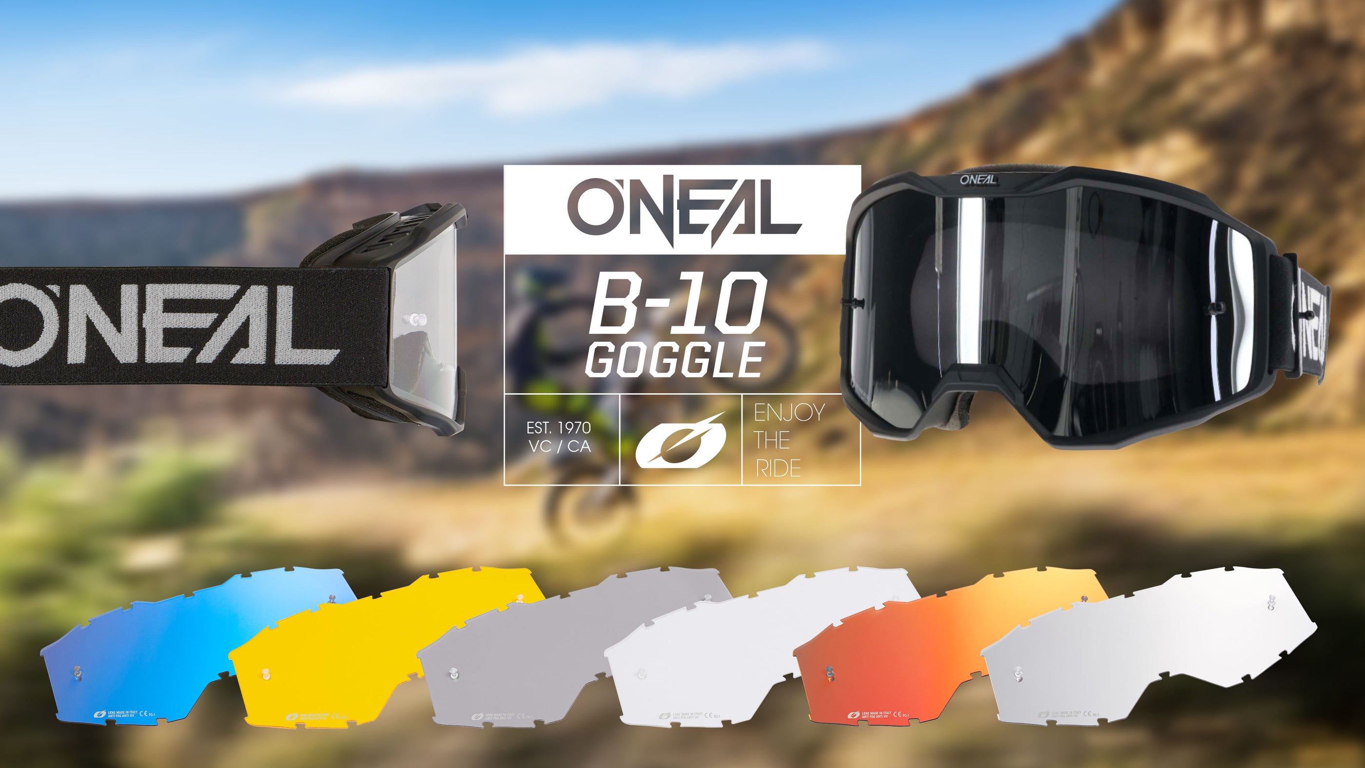 Ein Werbebild für die O’NEAL B-10 Goggle mit der schwarzen Goggle, austauschbaren farbigen Gläsern, dem O’NEAL-Logo und dem Text „Enjoy The Ride“ vor einem unscharfen Außenhintergrund.