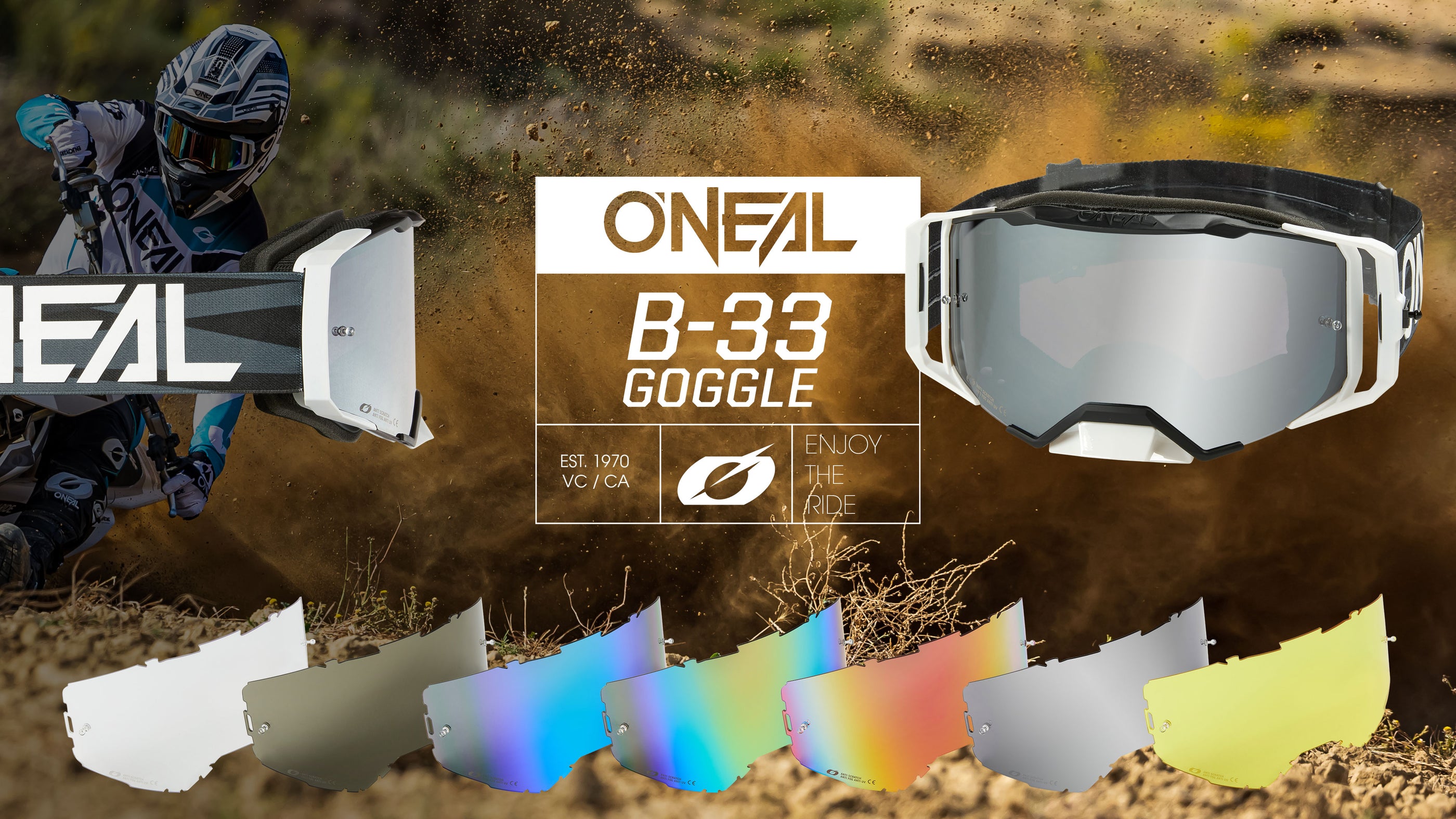 Ein Motocross-Fahrer trägt O’Neal-Ausrüstung auf einer Dirt-Piste. In der Mitte ist eine O’Neal B-33-Brille mit mehreren austauschbaren Gläsern in verschiedenen Farben abgebildet. Der Text lautet: „O’Neal B-33-Brille. Viel Spaß beim Fahren.“.