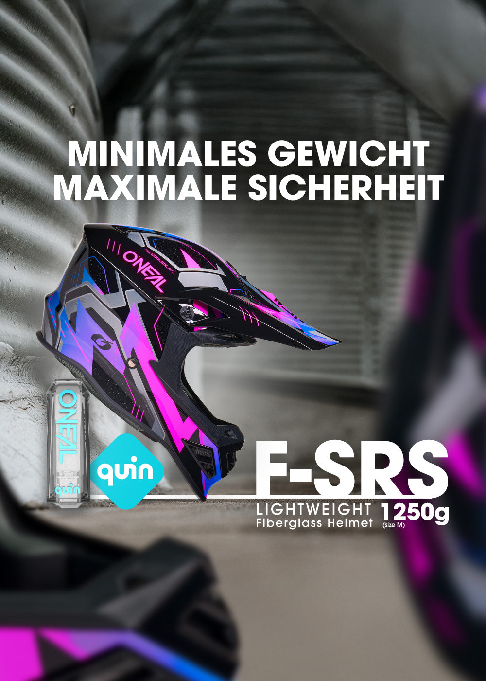 Ein schwarzer, blauer und rosafarbener O'Neal E-SRS-Glasfaserhelm wird vor einem metallischen Hintergrund gezeigt. Der Text hebt sein minimales Gewicht (1250 g) und seine maximale Sicherheit hervor: "MINIMALES GEWICHT MAXIMALE SICHERHEIT".
