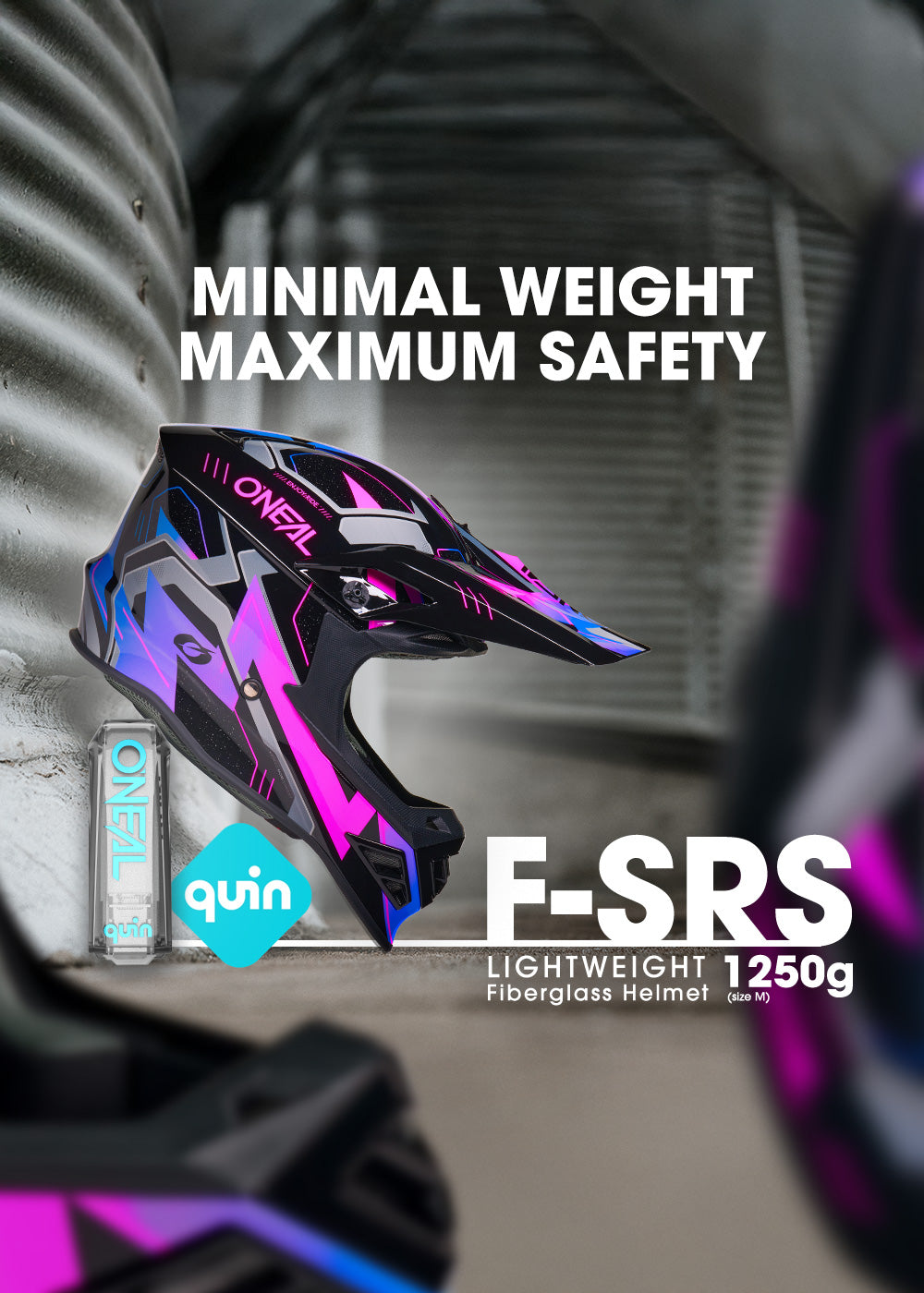 Ein farbenfroher O'Neal E-SRS Leichtbau-Glasfaserhelm wird mit Text angezeigt: "MINIMAL WEIGHT MAXIMUM SAFETY", "quin" und "Lightweight 1250g Fiberglass Helmet (±50g)". Der Helm weist lila, blaue und schwarze Muster auf.