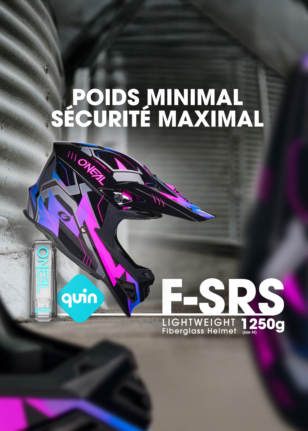 Ein schwarzer, violetter und blauer O'Neal E-SRS Leichtbau-Glasfaserhelm wird mit der französischen Aufschrift "Poids minimal, sécurité maximal" präsentiert. Der Helm wiegt 1250 g und ist mit einer Quin-Ausstattung versehen.