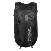 Der schwarze O'NEAL JUNCTION Protective Backpack von O'NEAL Europe besticht durch sein schlankes Design, mehrere Fächer mit Reißverschluss und einen auffälligen vertikalen "O'NEAL"-Schriftzug in Weiß auf der Vorderseite.