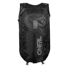 La mochila protectora O'NEAL Europe JUNCTION MTB de color negro presenta varios compartimentos con cremallera, una parte delantera estructurada y un llamativo logotipo vertical "ONEAL", que se muestra sobre un fondo blanco liso.