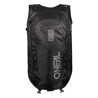 Der schwarze O'NEAL JUNCTION Protective Backpack von O'NEAL Europe besticht durch sein schlankes Design, mehrere Fächer mit Reißverschluss und einen auffälligen vertikalen "O'NEAL"-Schriftzug in Weiß auf der Vorderseite.