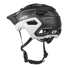Der O'NEAL TRAILFINDER EVO Helmet SOLID in Schwarz und Weiß verfügt über mehrere Belüftungsöffnungen, verstellbare Riemen, ein hinteres Einstellrad und ist mit dem Quin Smart Safety Sensor kompatibel. Abgebildet von der Rückseite auf einem weißen Hintergrund.
