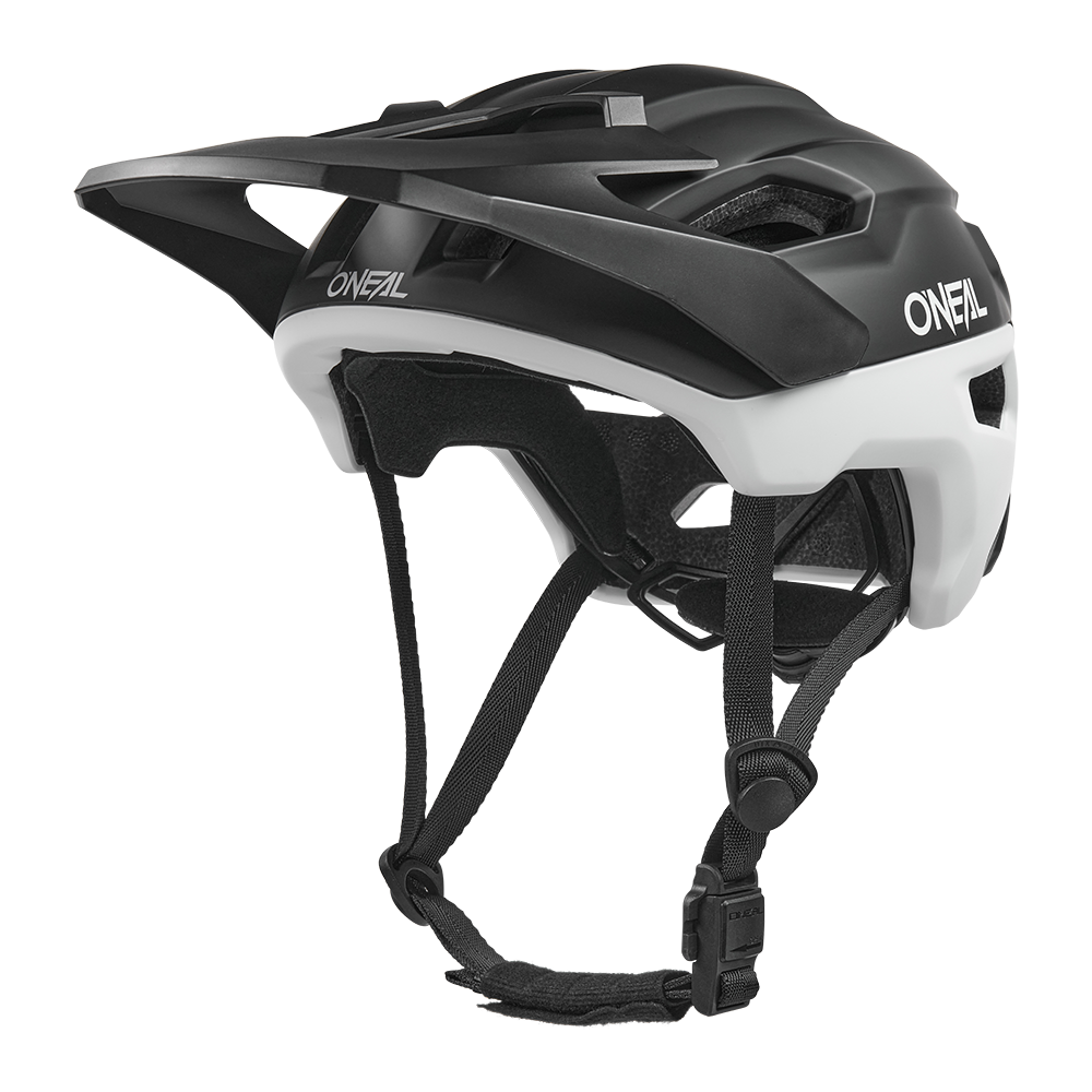 Der O'NEAL TRAILFINDER EVO Helmet SOLID ist ein schwarz-weißer Fahrradhelm mit einem verstellbaren Visier, Kinnriemen und Quin Smart Safety Sensor für höchste Sicherheit und Komfort.