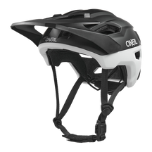 Der O'NEAL TRAILFINDER EVO Helmet SOLID ist ein schwarz-weißer Fahrradhelm mit einem verstellbaren Visier, Kinnriemen und Quin Smart Safety Sensor für höchste Sicherheit und Komfort.