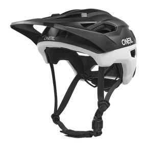 Der O'NEAL TRAILFINDER EVO Helmet SOLID ist ein schwarz-weißer Fahrradhelm mit einem verstellbaren Visier, Kinnriemen und Quin Smart Safety Sensor für höchste Sicherheit und Komfort.
