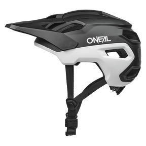 Der O'NEAL TRAILFINDER EVO Helm SOLID in Schwarz und Weiß verfügt über ein Visier und einen verstellbaren Kinnriemen. Er ist von der linken Seite vor einem schlichten weißen Hintergrund abgebildet.