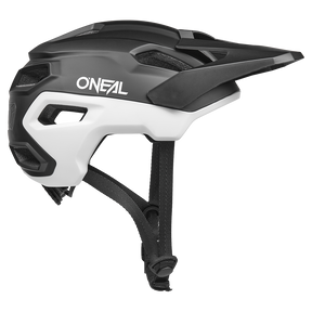 Der O'NEAL TRAILFINDER EVO Helm SOLID von O'NEAL ist in Schwarz und Weiß mit Visier, Lüftungsschlitzen und verstellbaren Kinnriemen in der Seitenansicht auf weißem Hintergrund abgebildet.