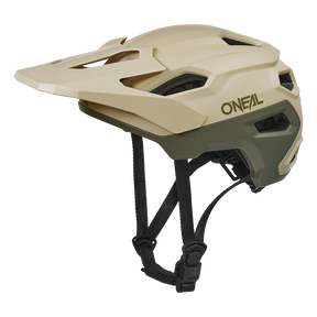 Der O'NEAL TRAILFINDER EVO Helm SOLID in Hellbraun und Olivgrün verfügt über ein Visier und schwarze, verstellbare Kinnriemen auf weißem Hintergrund.