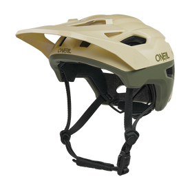 Der O'NEAL TRAILFINDER EVO Helm SOLID ist ein beiger und olivgrüner Mountainbike-Helm mit einem Visier, mehreren Belüftungsöffnungen, verstellbaren schwarzen Kinnriemen und ist mit dem optionalen Quin Smart Safety Sensor kompatibel.