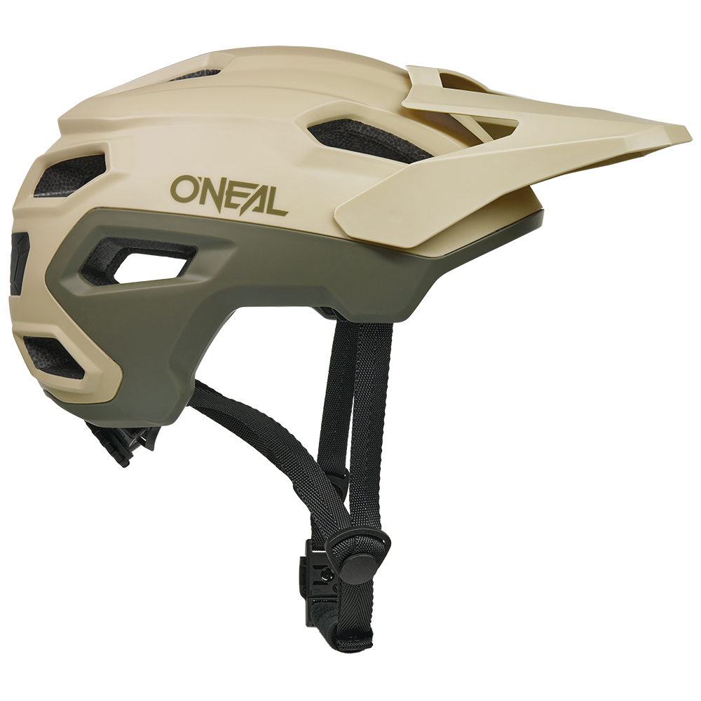 Ein beiger und olivgrüner O'NEAL TRAILFINDER EVO Helm SOLID mit Visier, seitlichen Belüftungsöffnungen, verstellbaren schwarzen Kinnriemen und einem Quin Smart Safety Sensor, dargestellt von der Seite auf weißem Hintergrund.