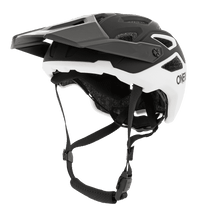 Der O'NEAL PIKE Helm SOLID in Schwarz/Weiß verfügt über ein schlankes Visier, verstellbare Riemen und Belüftungslöcher. Sein hochwertiges ergonomisches Design von O'NEAL sorgt für Komfort und Sicherheit bei Outdoor-Radabenteuern.