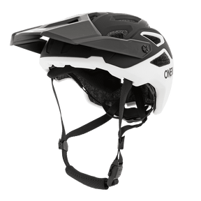 Der O'NEAL PIKE Helm SOLID in Schwarz/Weiß verfügt über ein schlankes Visier, verstellbare Riemen und Belüftungslöcher. Sein hochwertiges ergonomisches Design von O'NEAL sorgt für Komfort und Sicherheit bei Outdoor-Radabenteuern.