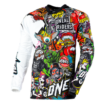 Das O'NEAL MAYHEM Jersey CRANK von O'NEAL ist ein farbenfrohes, langärmliges Motocross-Trikot voller farbenfroher, vielseitiger Grafiken und Logos. Das Design zeigt verschiedene cartoonartige Illustrationen, darunter Totenköpfe, Flammen und Biker-Motive. Hergestellt aus High-Performance-Qualitätsmaterialien für unübertroffenen Komfort, sind die vorherrschenden Farben Rot, Schwarz, Weiß, Gelb und Blau.