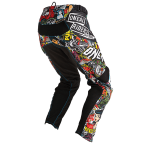Ein Paar farbenfrohe, bequeme O'NEAL MAYHEM Hose CRANK Motocross-Hosen mit einer dynamischen Collage aus verschiedenen Grafiken und Logos, einschließlich des markanten „Oneal Riders“-Logos. Die Hose verfügt über eine Mischung aus schwarzen Einsätzen und lebendigen, grafikreichen Abschnitten, die für den sportlichen Einsatz konzipiert sind und dennoch atmungsaktiv für Ihre besten Bike-Fahrten bleiben.