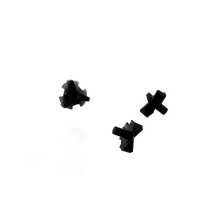 Drei kleine, schwarze O'NEAL Screw Set 2SRS Youth Helmclips mit gekreuzten Zinken und Gewindeenden sind auf einem weißen Hintergrund verstreut.