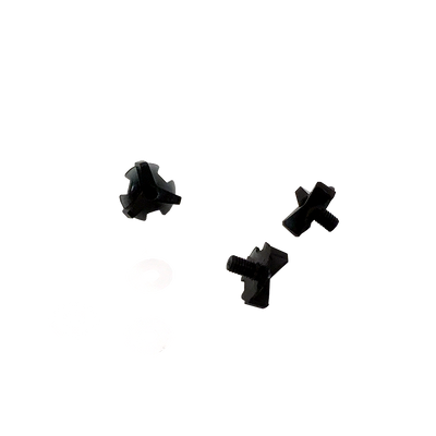 Drei kleine, schwarze, kreuzförmige Schrauben des O'NEAL Screw Set 2SRS Youth Helmet werden auf weißem Hintergrund in verschiedenen Winkeln dargestellt, um mehrere Seiten zu zeigen.