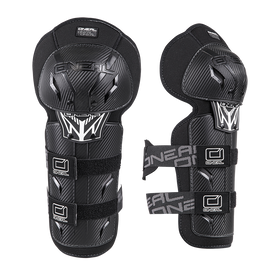 Die O'NEAL PRO III Knieschützer Kinder Carbon Look sind schwarze Knieschützer für Kinder mit schützenden Polstern, harten Außenschalen und verstellbaren Riemen - die ideale Motorsportausrüstung für junge Fahrer.