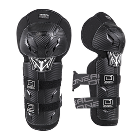 Die O'NEAL PRO III Knieschützer Kinder Carbon Look sind schwarze Knieschützer für Kinder mit schützenden Polstern, harten Außenschalen und verstellbaren Riemen - die ideale Motorsportausrüstung für junge Fahrer.