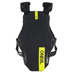 Der O'NEAL DIRT FLX Chest Protector ist schwarz, hat ein sechseckiges Muster, verstellbare Schulter-/Taillengurte, IPX TPE Material, einen gelben vertikalen O'NEAL Logostreifen auf der rechten Seite und ist für zusätzliche Sicherheit Level 2 Protektor zertifiziert.