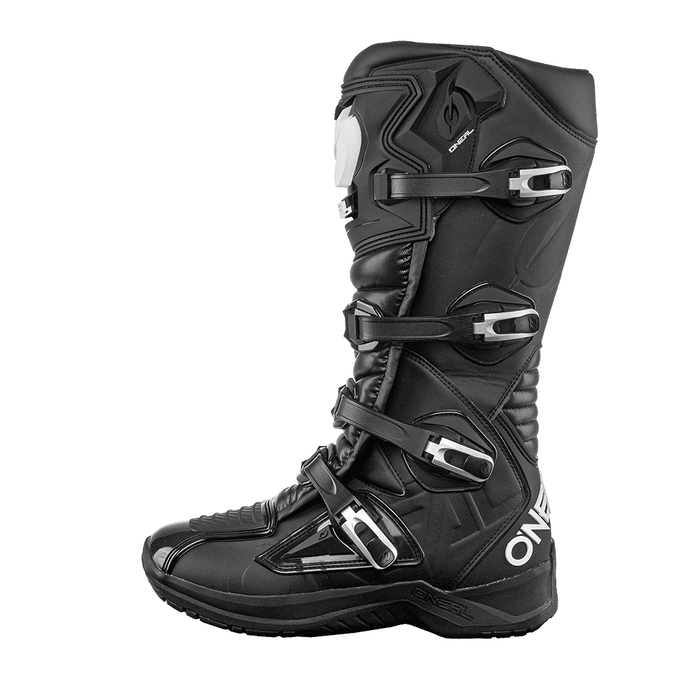 Ein O'NEAL RMX Stiefel in Schwarz von der Seite, ideal für Offroad-Abenteuer. Dieser Stiefel verfügt über mehrere verstellbare Riemen mit Metallschnallen und ein gepolstertes, robustes Design. Der Markenname „O'NEAL“ ist in weißer Nähe der Ferse aufgedruckt. Dieser Motocross-Stiefel verfügt über eine schützende Verstärkung an Knöchel und Schienbein.