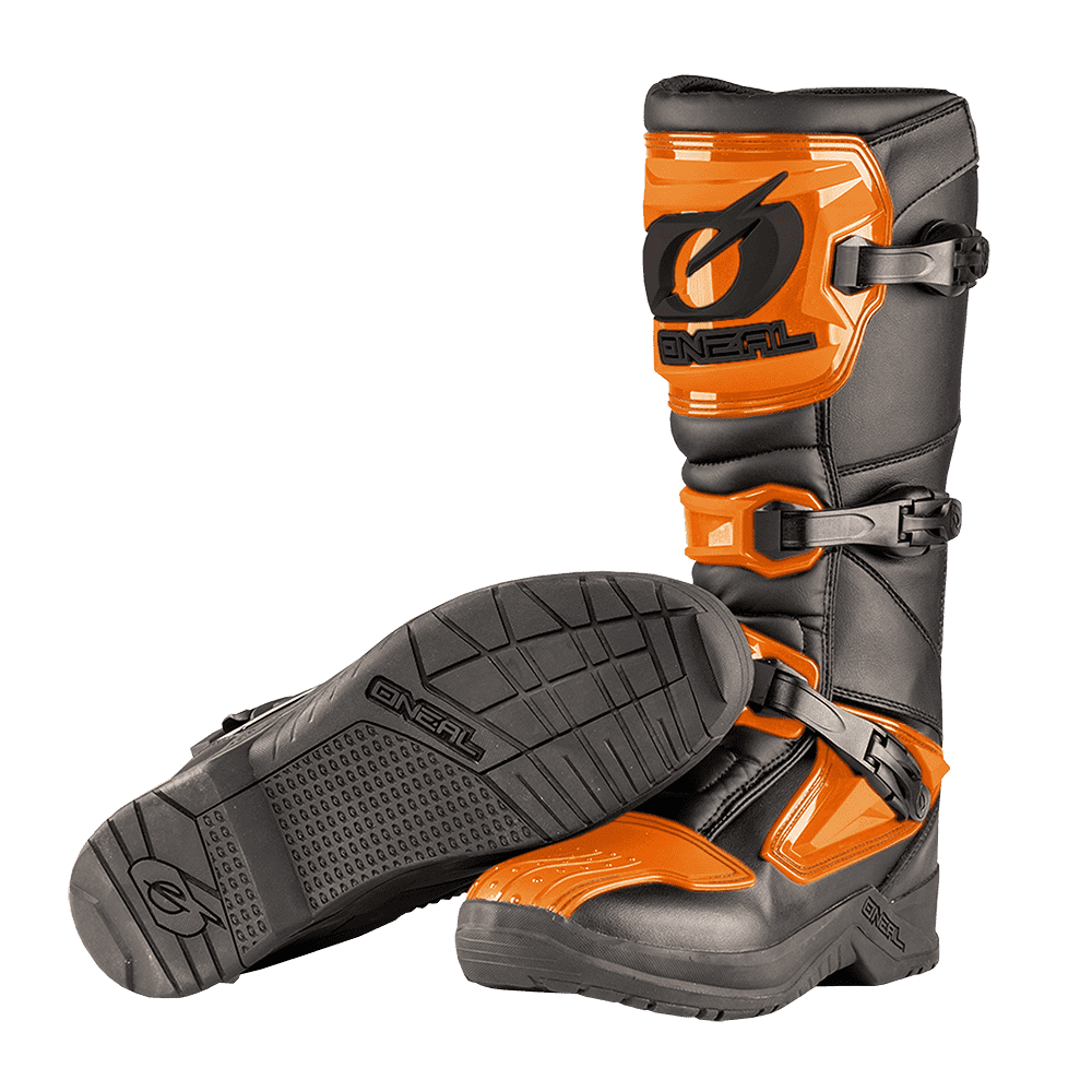 Ein Paar O'NEAL RSX Stiefel Motocross-Stiefel in Schwarz und Orange mit Schnallen und O'NEAL-Logo; ein Stiefel steht aufrecht, während der andere auf der Seite liegt und seine strukturierte Sohle zeigt.