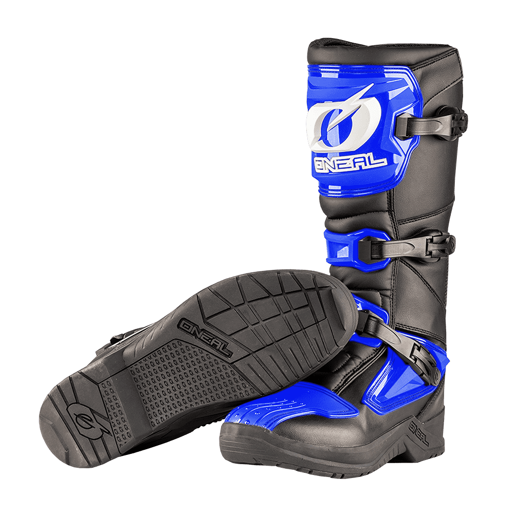 Ein Paar schwarze und blaue O'NEAL RSX Stiefel - einer aufrecht, einer auf der Seite, um die robuste Sohle zu zeigen - mit robusten Schnallen, verstärktem Schienbeinschutz und strapazierfähigem Profil für Grip. Marke: O'NEAL.