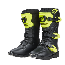 Die O'NEAL RIDER PRO Stiefel Kinder sind ein Paar schwarze Motocross-Stiefel mit neongelben Akzenten und mehreren Schnallen. Mit dem O'Neal-Logo im Schienbeinschonerbereich sind diese Stiefel auf hohen Schutz und Haltbarkeit beim Offroad-Fahren ausgelegt. Ihre verstärkten und robusten Sohlen sorgen für verbesserten Halt.