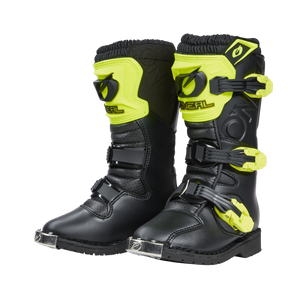 Die O'NEAL RIDER PRO Stiefel Kinder sind ein Paar schwarze Motocross-Stiefel mit neongelben Akzenten und mehreren Schnallen. Mit dem O'Neal-Logo im Schienbeinschonerbereich sind diese Stiefel auf hohen Schutz und Haltbarkeit beim Offroad-Fahren ausgelegt. Ihre verstärkten und robusten Sohlen sorgen für verbesserten Halt.