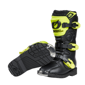 Ein Paar O'NEAL RIDER PRO Stiefel Kinder in Schwarz mit leuchtend gelben Akzenten und Schnallen. Ein Stiefel steht aufrecht, während der andere auf der Seite liegt, wodurch das dicke Profil der Sohle hervorgehoben wird. Der Markenname „O'NEAL“ ist sowohl an der Seite als auch an den Schnallen der Stiefel deutlich zu sehen.