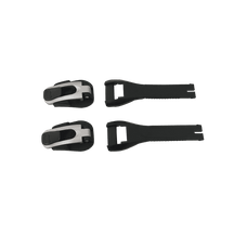Das Bild zeigt den O'NEAL SIERRA PRO Boot - Full Buckle/Strap Kit, bestehend aus zwei schwarzen und silbernen Befestigungsschnallen mit den dazugehörigen schwarzen Riemen. Die Komponenten sind nebeneinander auf einem schlichten grünen Hintergrund platziert.