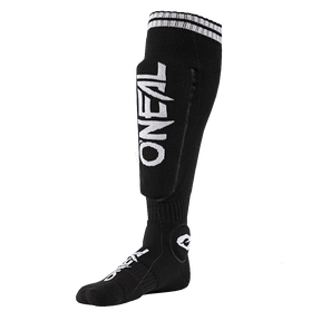 Die O'NEAL MTB Protector Socke ist eine schwarze Motocross-Socke mit weißen Streifen oben und „O'NEAL“ vertikal in Weiß entlang des Schienbeins geschrieben. Diese Schutzausrüstungssocke hat gerippte Bereiche für Flexibilität und ein Logo im Fußbereich. Sie wurde entwickelt, um verbesserten Schutz und Komfort zu bieten und so Verletzungsrisiken beim Fahren zu reduzieren.
