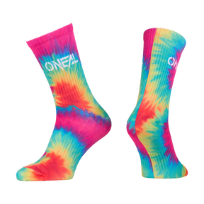 Die O'NEAL MTB Performance Socke TWIST verfügt über ein farbenfrohes Multi-Tie-Dye-Design mit dem O'NEAL-Logo, das auf unsichtbaren Fußformen vor weißem Hintergrund abgebildet ist.