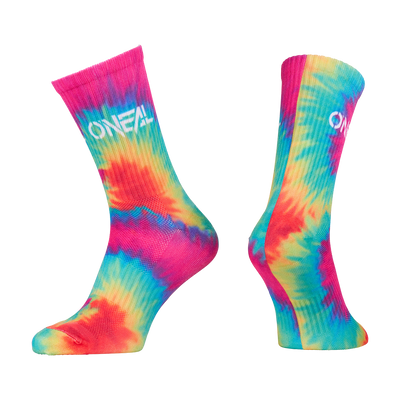 Die O'NEAL MTB Performance Socke TWIST verfügt über ein farbenfrohes Multi-Tie-Dye-Design mit dem O'NEAL-Logo, das auf unsichtbaren Fußformen vor weißem Hintergrund abgebildet ist.