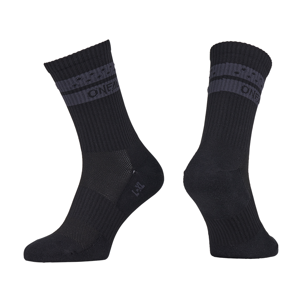 Zwei schwarze O'NEAL MTB Performance Socke SOLID mit Rippenbündchen und dunkelgrauen Streifen im oberen Bereich. Das O'NEAL-Logo in grau ist sichtbar. Abgebildet nebeneinander auf weißem Hintergrund, ideal als MTB-Socken. Farbe: Schwarz.