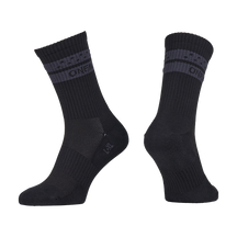 Zwei schwarze O'NEAL MTB Performance Socke SOLID mit Rippenbündchen und dunkelgrauen Streifen im oberen Bereich. Das O'NEAL-Logo in grau ist sichtbar. Abgebildet nebeneinander auf weißem Hintergrund, ideal als MTB-Socken. Farbe: Schwarz.