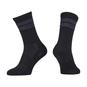 Zwei schwarze O'NEAL MTB Performance Socke SOLID mit Rippenbündchen und dunkelgrauen Streifen im oberen Bereich. Das O'NEAL-Logo in grau ist sichtbar. Abgebildet nebeneinander auf weißem Hintergrund, ideal als MTB-Socken. Farbe: Schwarz.