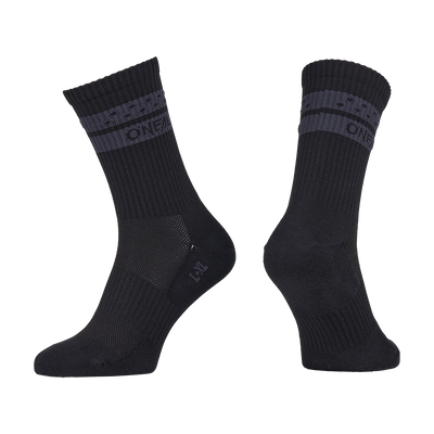 Zwei schwarze O'NEAL MTB Performance Socke SOLID mit Rippenbündchen und dunkelgrauen Streifen im oberen Bereich. Das O'NEAL-Logo in grau ist sichtbar. Abgebildet nebeneinander auf weißem Hintergrund, ideal als MTB-Socken. Farbe: Schwarz.