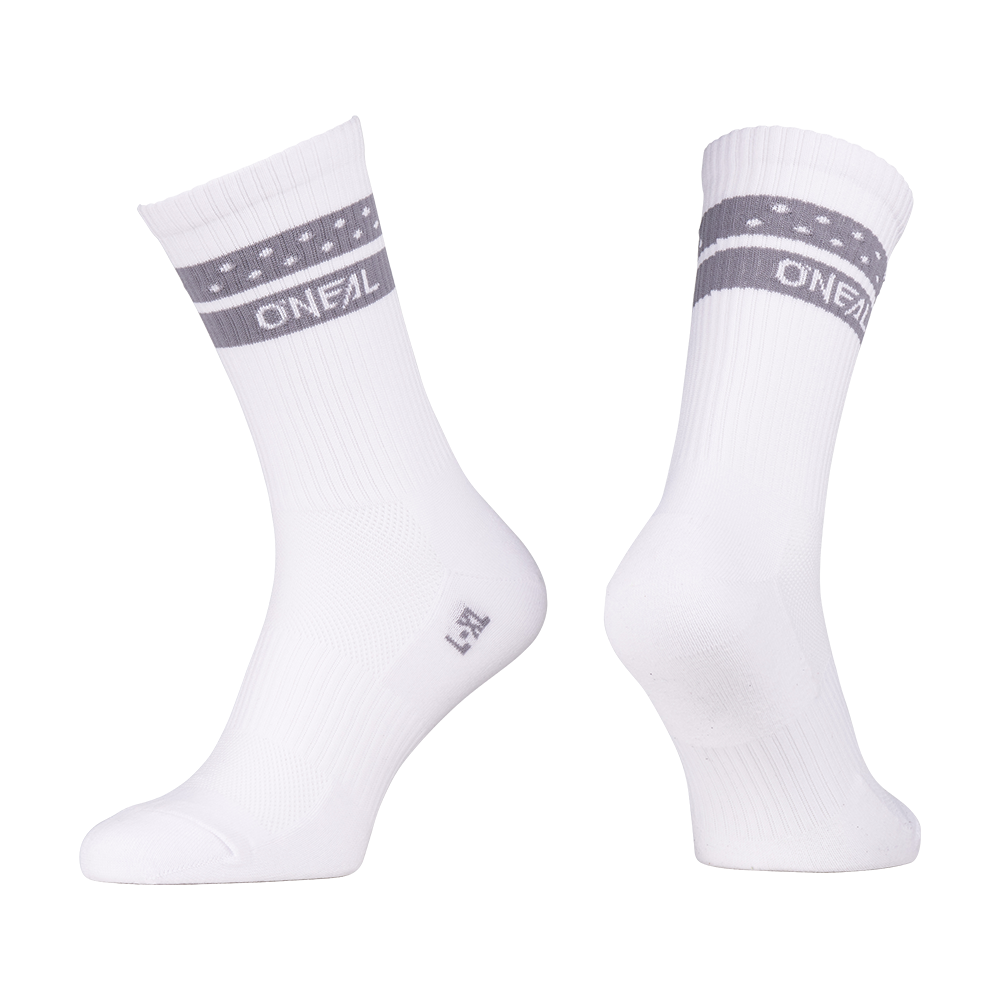 Zwei weiße O'NEAL MTB Performance Socke SOLID mit grauen Streifen und kleinen weißen Punkten am oberen Rand. "O'NEAL" ist in weiß auf dem Streifen gedruckt. Angezeigt auf unsichtbaren Fuß Formen vor einem weißen Hintergrund.