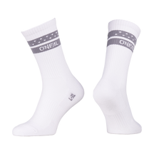 Zwei weiße O'NEAL MTB Performance Socke SOLID mit grauen Streifen und kleinen weißen Punkten am oberen Rand. "O'NEAL" ist in weiß auf dem Streifen gedruckt. Angezeigt auf unsichtbaren Fuß Formen vor einem weißen Hintergrund.
