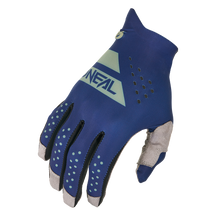 Ein blauer und grauer O'NEAL PIN IT Slip on Glove mit Belüftungslöchern und verstärkten Fingerspitzen, mit dem O'NEAL-Logo auf dem Handrücken und aus einem Winkel gezeigt, der sowohl den Handrücken als auch die Handflächenseite zeigt.