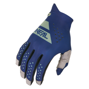 Ein blauer und grauer O'NEAL PIN IT Slip on Glove mit Belüftungslöchern und verstärkten Fingerspitzen, mit dem O'NEAL-Logo auf dem Handrücken und aus einem Winkel gezeigt, der sowohl den Handrücken als auch die Handflächenseite zeigt.
