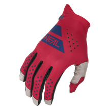 Der O'NEAL PIN IT Slip on Glove ist ein roter Rad- oder Motocross-Handschuh mit blauen Akzenten, schwarzer Zierleiste, blauen Fingerpunkten, Belüftungslöchern, grauer Polsterung an Handfläche und Daumen und dem Aufdruck "O'NEAL" auf dem Handrücken.