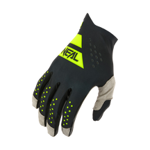 Der O'NEAL PIN IT Slip on Glove ist ein schwarzer und grauer Sporthandschuh mit gelben Akzenten, mit dem O'NEAL-Logo auf dem Handrücken, Perforationen zur Belüftung und strukturierten Griffen an den Fingern.