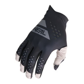 Der O'NEAL PIN IT Slip On Glove ist ein schwarzer Rad- oder Motocross-Handschuh mit grauen Akzenten, "O'NEAL" auf dem Rücken, kleinen Belüftungslöchern und verstärkten weißen Spitzen an Fingern und Daumen.